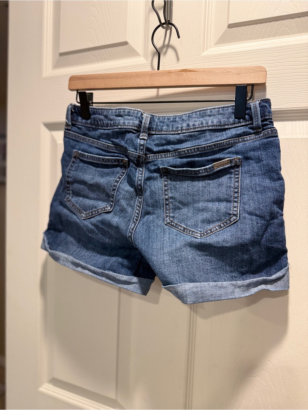 Jennifer Lopez Distressed Denim Shorts Size 8 Cuffed Stretch Blue Jean - Picture 6 of 9